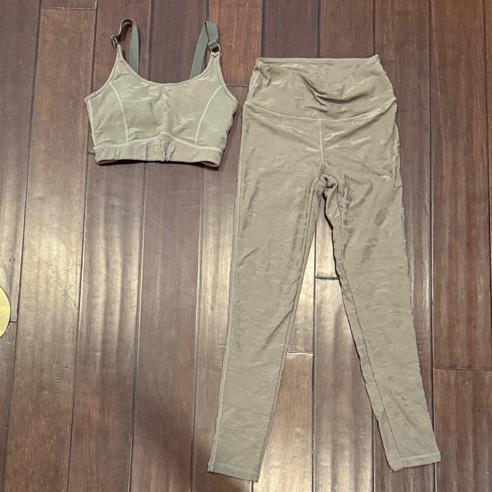 Women's Mono B Camo Jacquard Tactel Sports Bra and Pants Set Size Small